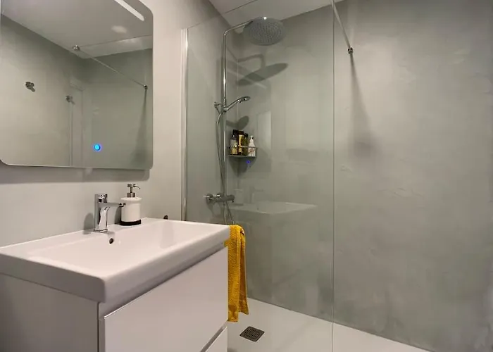 Cliffhanger Spectacular View Over North Coast *