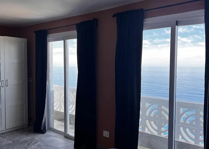 Cliffhanger Spectacular View Over North Coast