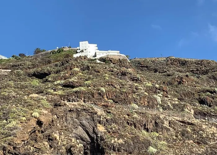 Cliffhanger Spectacular View Over North Coast