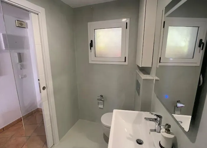 Апартаменты Cliffhanger Spectacular View Over North Coast